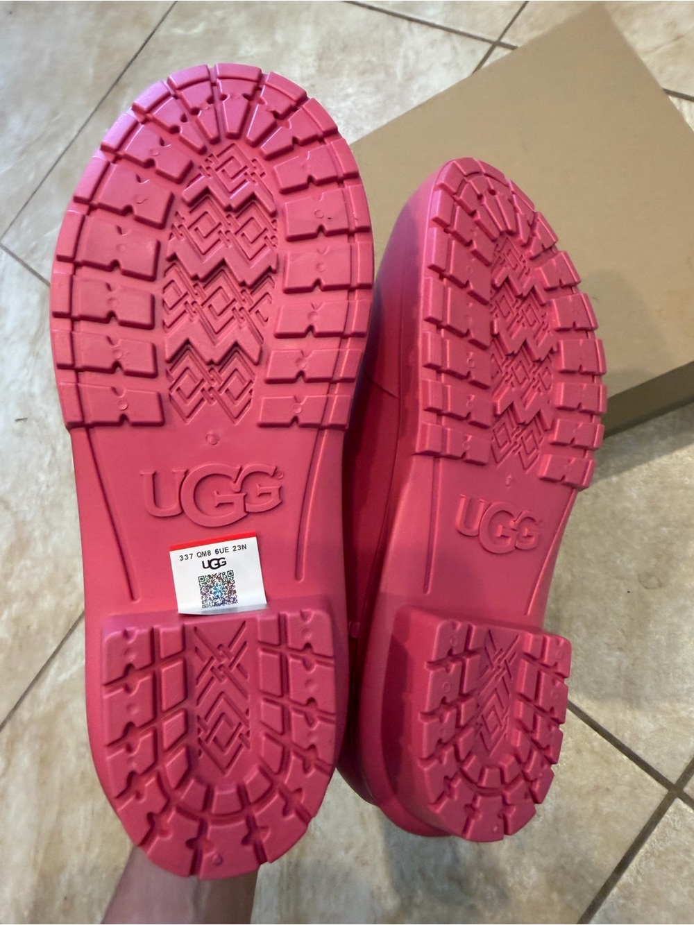UGG CHEVONNE RIBBON RED WATERPROOF CHELSEA RAIN BOOTS WOMEN'S BOOTS SIZE US 7 - Picture 7 of 8